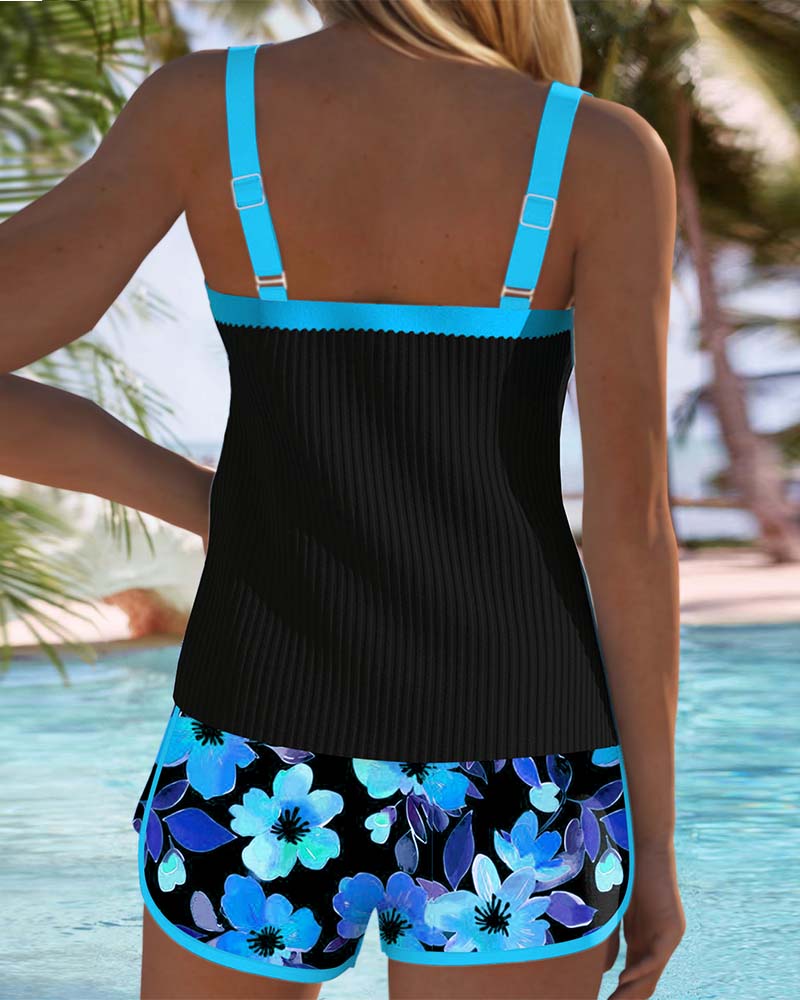 Ensemble tankini côtelé noir, bretelles bleu clair, short à fleurs bleues sur fond noir