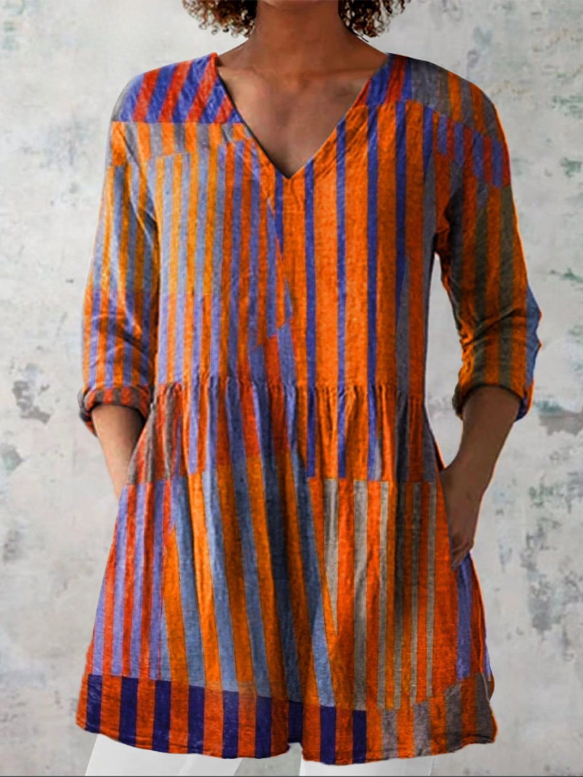 Blouse longue rayée orange et bleue, col en V, manches trois-quarts