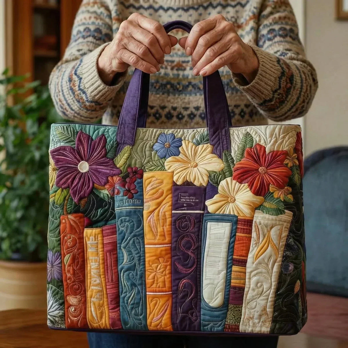 Sac cabas matelassé en patchwork multicolore, fleurs en relief, anses violettes.