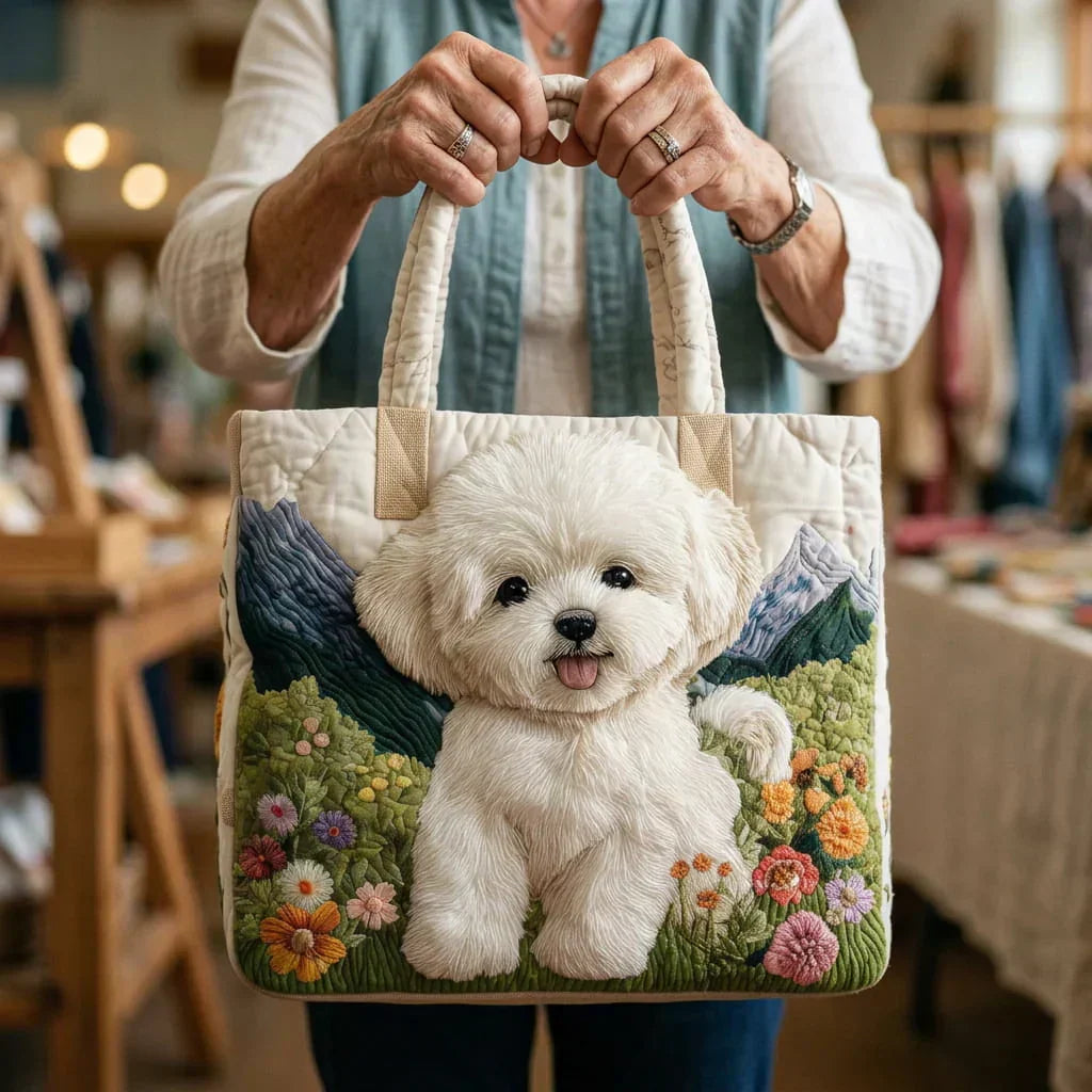Sac à main artisanal beige avec chien blanc au centre et fleurs brodées, anses en tissu
