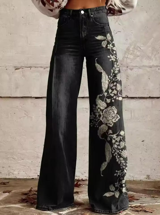 Pantalon ECSLISSI bohème noir à jambes évasées, denim, broderie florale sur le côté.