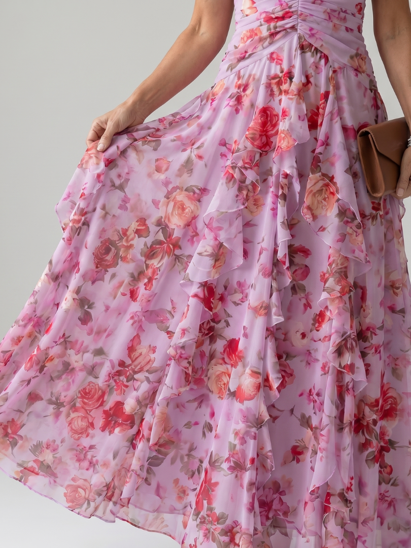 Robe longue fleurie rose, col halter, corsage drapé, volants fluides