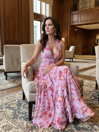 Robe longue fleurie rose, col halter, corsage drapé et jupe à volants