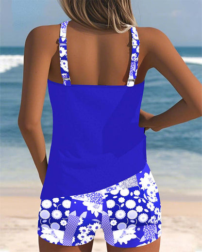 Ensemble tankini bleu à bretelles, short imprimé fleurs bleues et blanches.