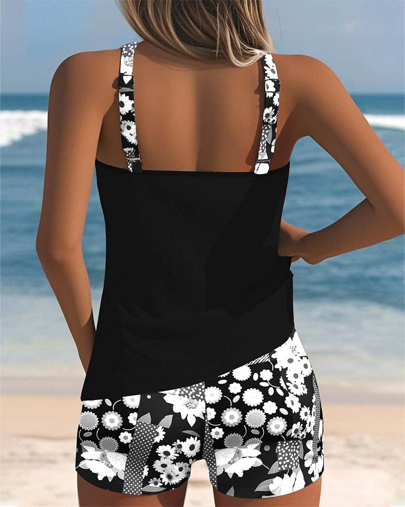 Ensemble tankini noir à bretelles, short imprimé fleurs blanches et noires.