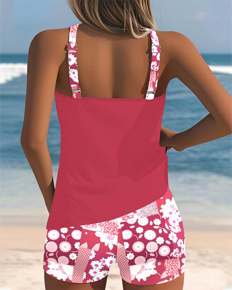 Ensemble tankini rose à bretelles, short imprimé fleurs roses et blanches.