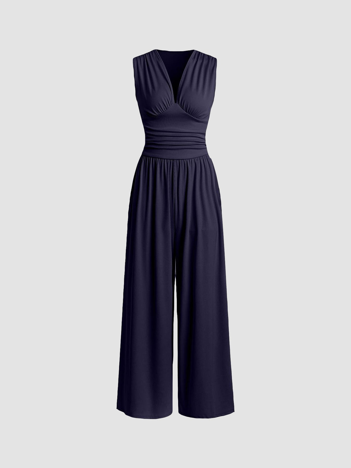 Combinaison pantalon marine sans manches décolleté V, jambes larges et taille froncée.