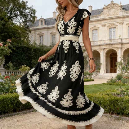 Robe longue noire à col en V, motif floral baroque blanc, ourlet et bordures festonnés