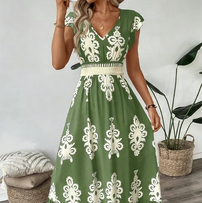 Robe longue col en V verte à manches volantées, imprimé baroque blanc et ceinture élastique