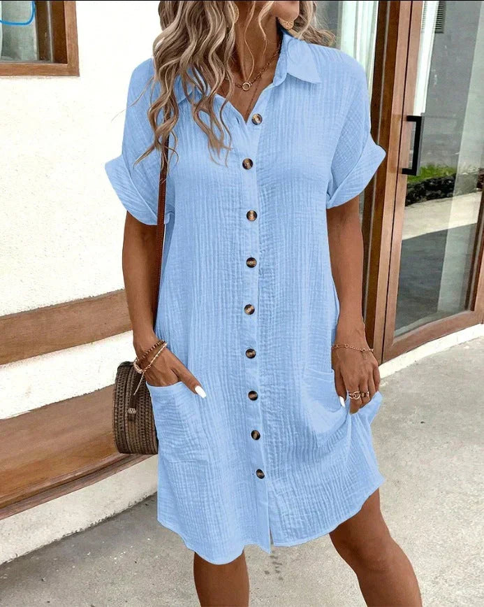 Robe polo oversize bleu clair, col, manches courtes, boutonnage, poches latérales