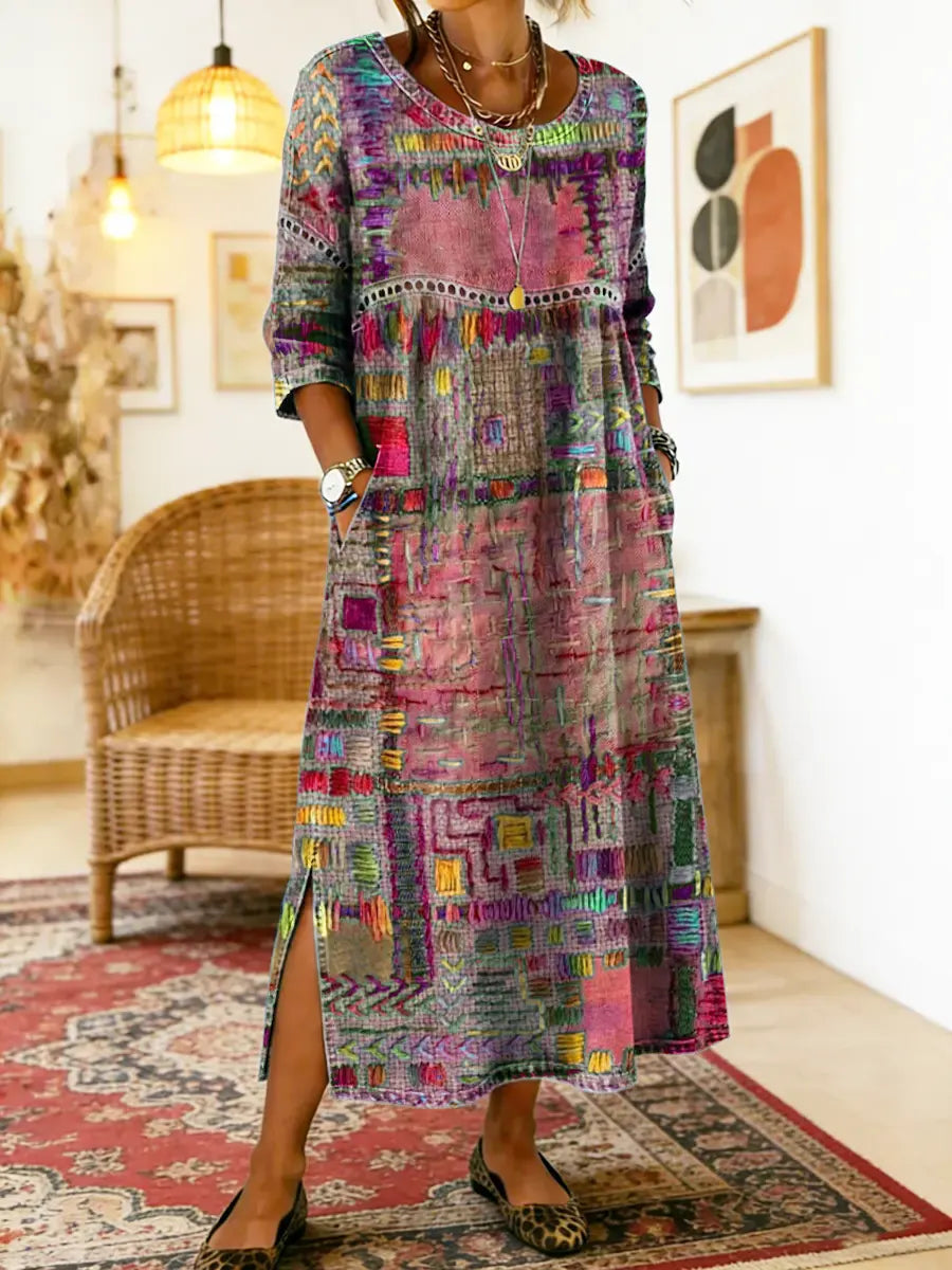 Robe longue patchwork en jean multicolore avec motifs ethniques, fente latérale.