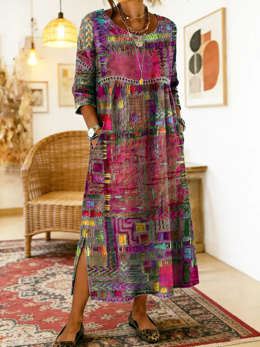 Robe longue patchwork en jean multicolore à dominante violet et rose, col rond.