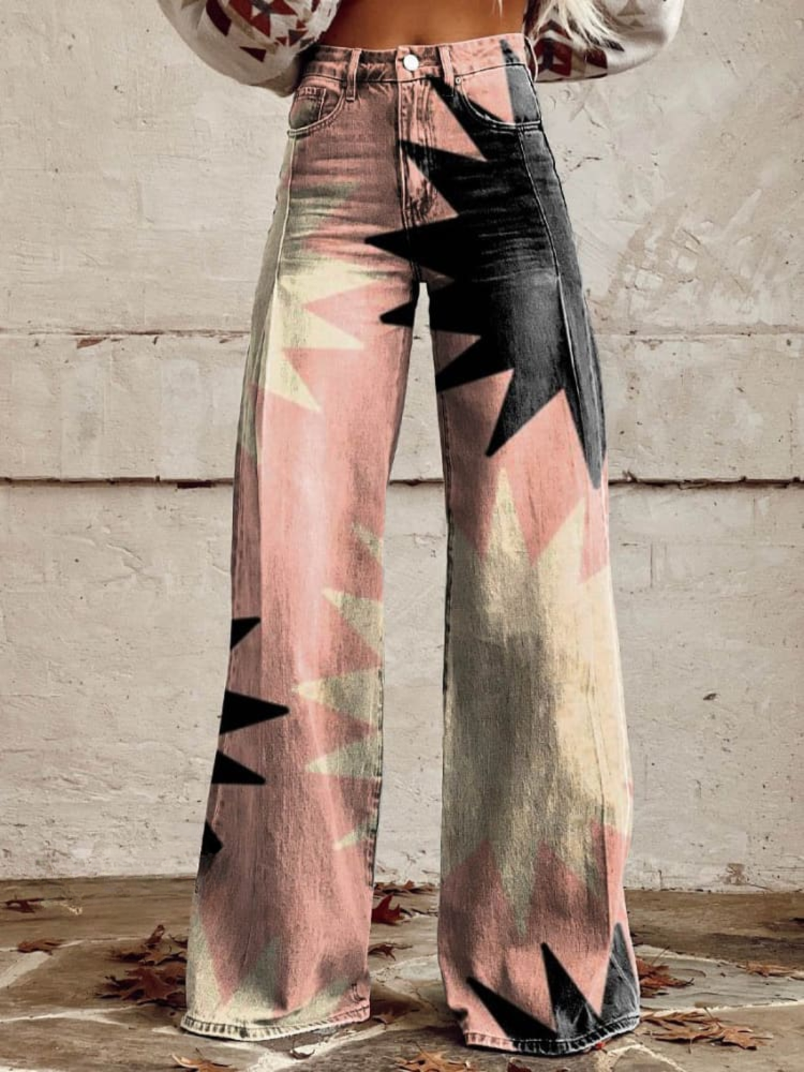Pantalon bohème rose imprimé graphique, taille haute à patte boutonnée, jambes évasées.