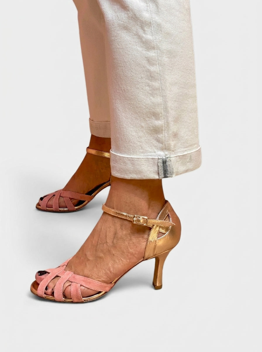 Talons orthopédiques Pink™ rose, bout ouvert et brides croisées, talon mi-haut.
