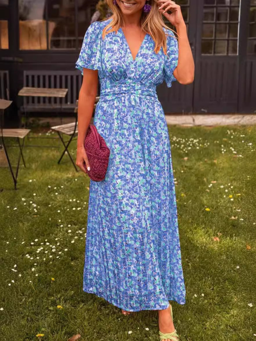 Robe longue fluide fleurie bleue, encolure V, manches courtes, taille marquée