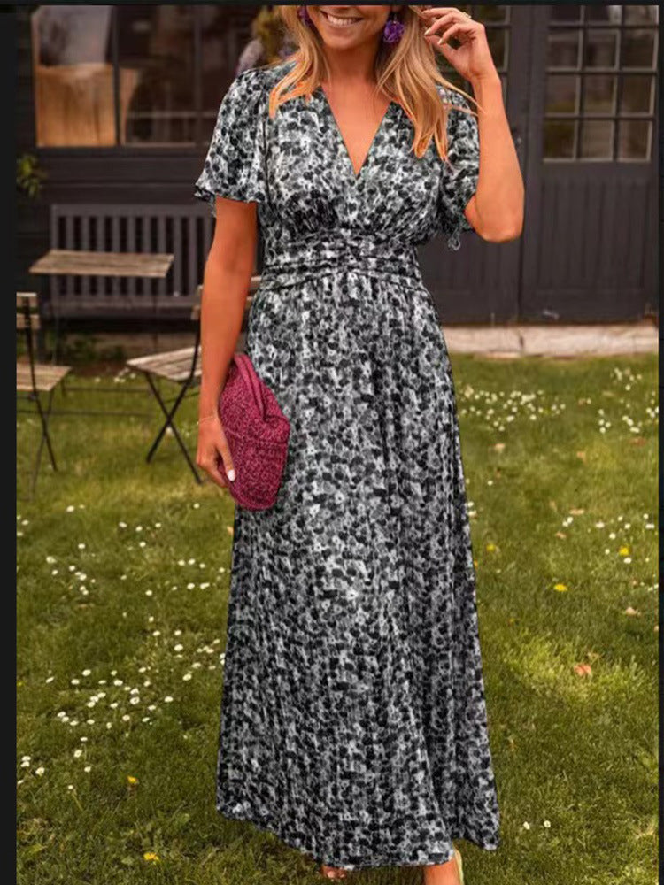 Robe longue fluide fleurie grise, encolure V, manches courtes, taille marquée
