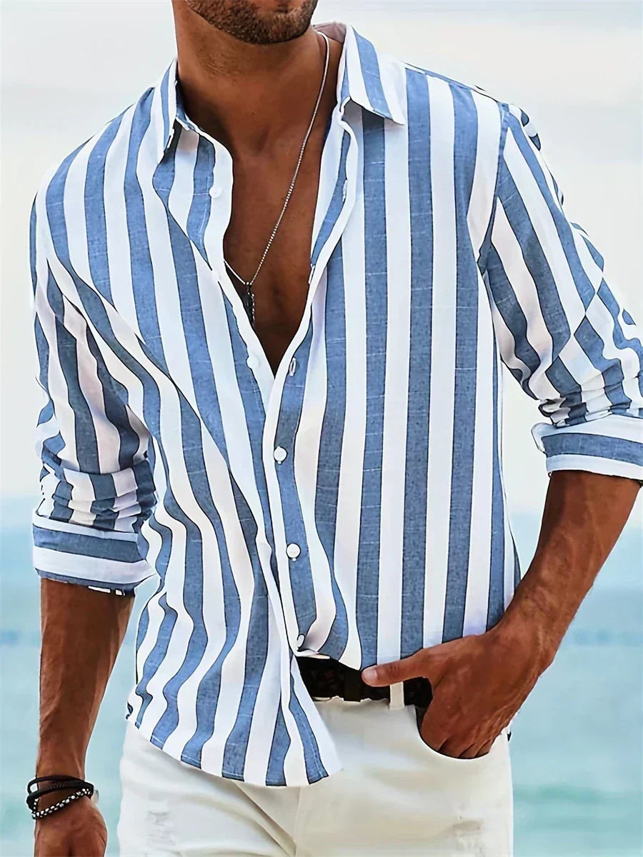 Chemise rayée légère bleu et blanc, devant boutonné, rayures verticales, manches retroussées