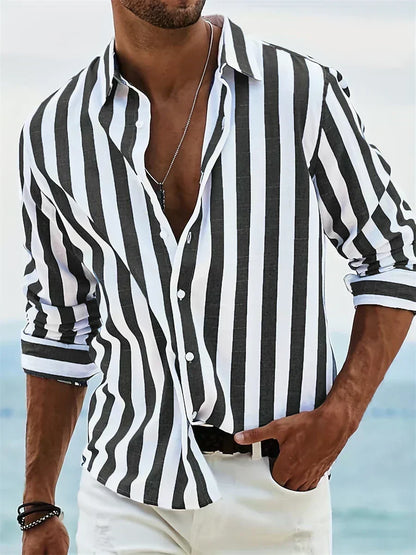 Chemise rayée légère noire et blanche, devant boutonné en V, manches retroussées