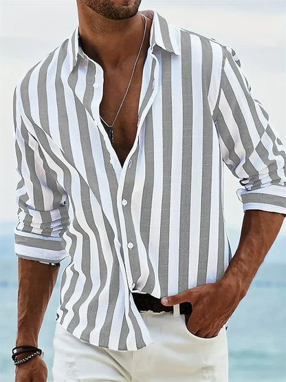 Chemise rayée légère gris clair et blanc, devant boutonné, manches retroussées