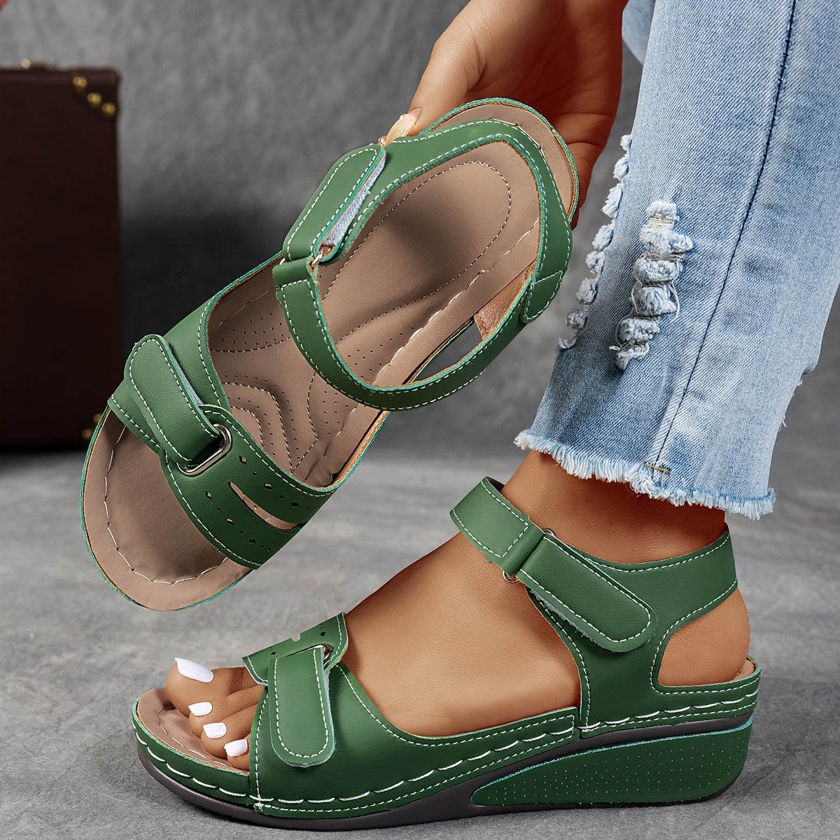 Sandales ergonomiques vertes à deux brides avec sangle ajustable et surpiqûres blanches