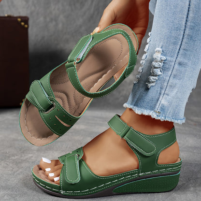 Sandales ergonomiques vertes à deux brides avec sangle ajustable et surpiqûres blanches