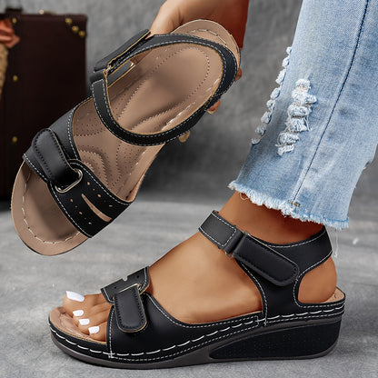 Sandales ergonomiques noires à deux brides avec sangle ajustable et semelle à relief
