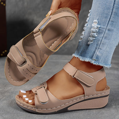 Sandales ergonomiques beige clair à deux brides avec sangle ajustable
