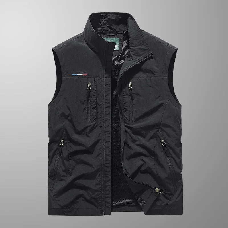 Gilet sans manches noir, fermeture zippée centrale et poches latérales zippées.