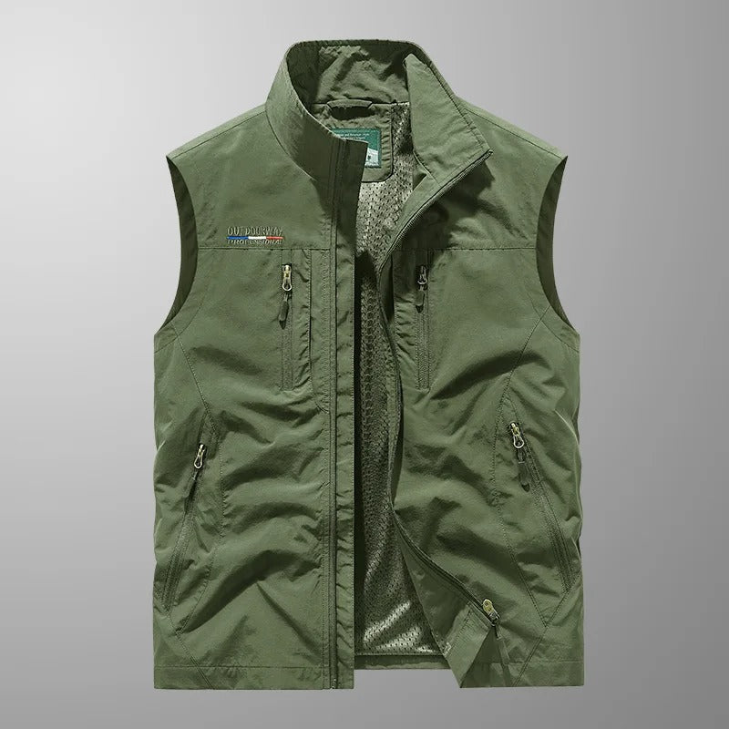 Gilet sans manches vert, fermeture zippée et poches zippées, intérieur texturé.