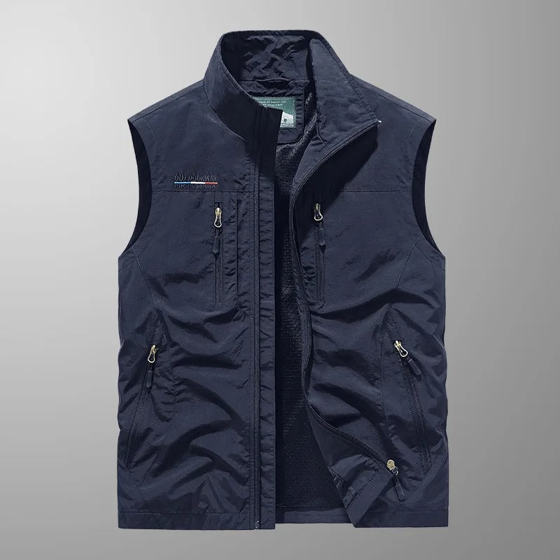 Gilet sans manches bleu marine, fermeture zippée et poches zippées sur l’avant.