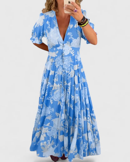 Robe longue bleue fleurie, col V, manches courtes évasées, jupe plissée