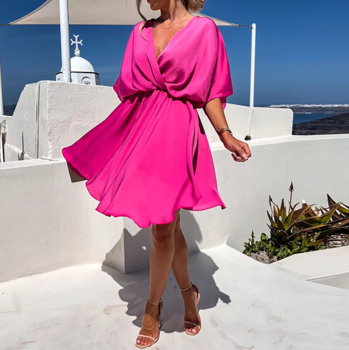 Robe courte satinée rose vif à encolure cache-cœur et manches kimono
