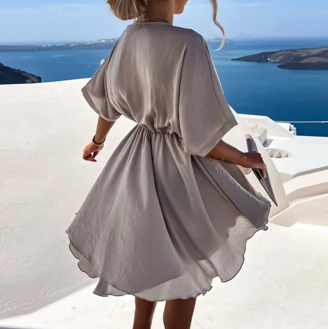 Robe élégante grise vue de dos, manches amples et taille froncée