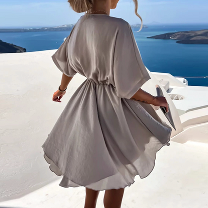 Robe élégante grise vue de dos, manches amples et taille froncée