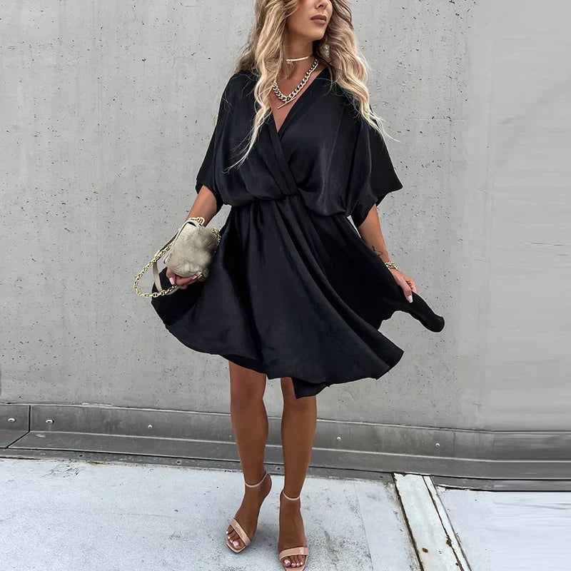 Robe élégante noire à col en V, manches amples et taille froncée