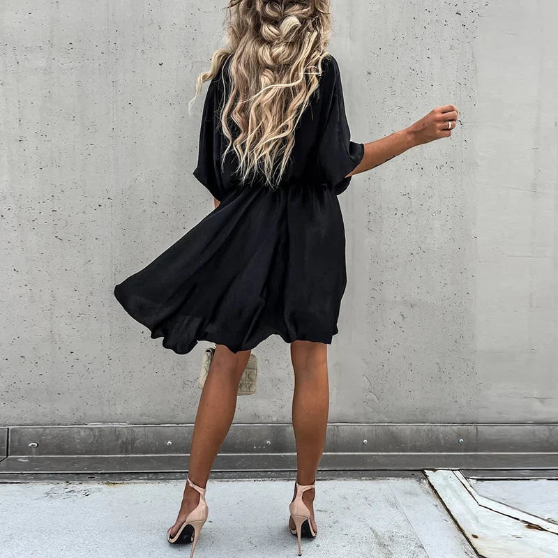 Robe élégante noire vue de dos, manches amples et taille froncée