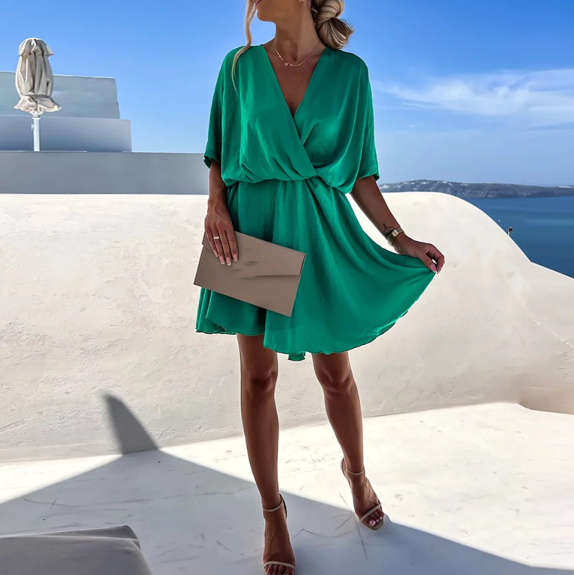 Robe courte verte émeraude à décolleté portefeuille et ceinture nouée