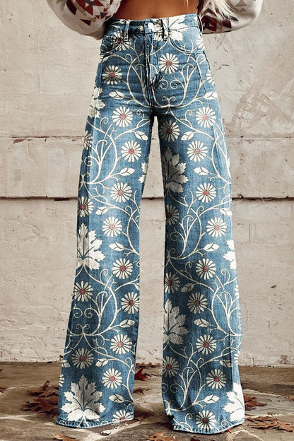 Pantalon boho chic ample bleu à imprimé fleurs blanches et arabesques, taille boutonnée.
