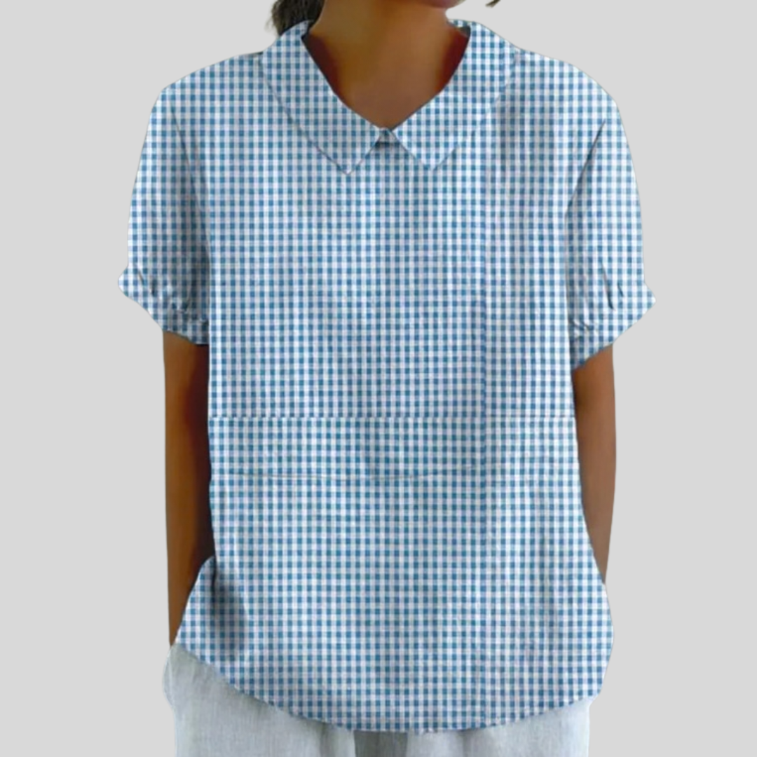 Blouse Adèle à carreaux bleu et blanc, col chemise, manches courtes et patte boutonnée