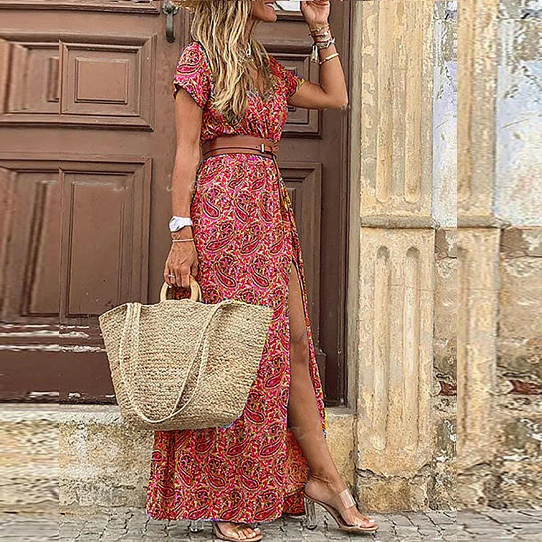 Robe longue SARISA rouge à motif ornements, ceinture marron, fente sur le côté