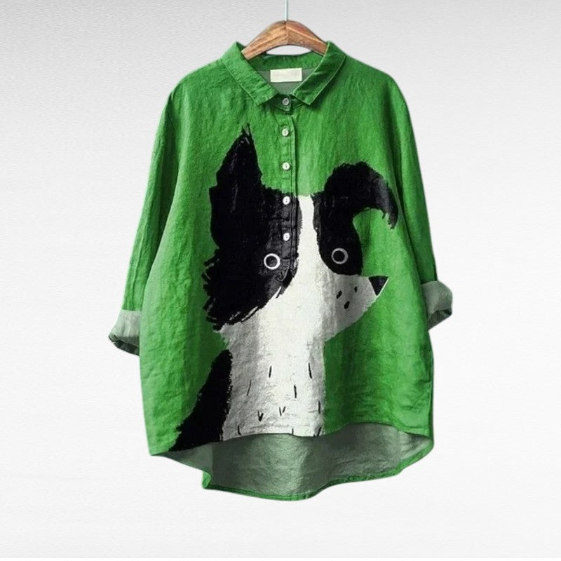 Blouse verte en lin avec col, patte boutonnée et motif chien noir et blanc.