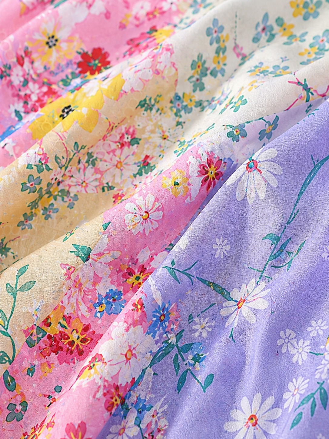 Tissu de robe patchwork floral, fleurs colorées sur fond bleu et rose
