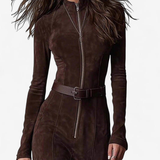 Robe longue marron foncé zippée, ceinture à boucle, manches longues, col montant