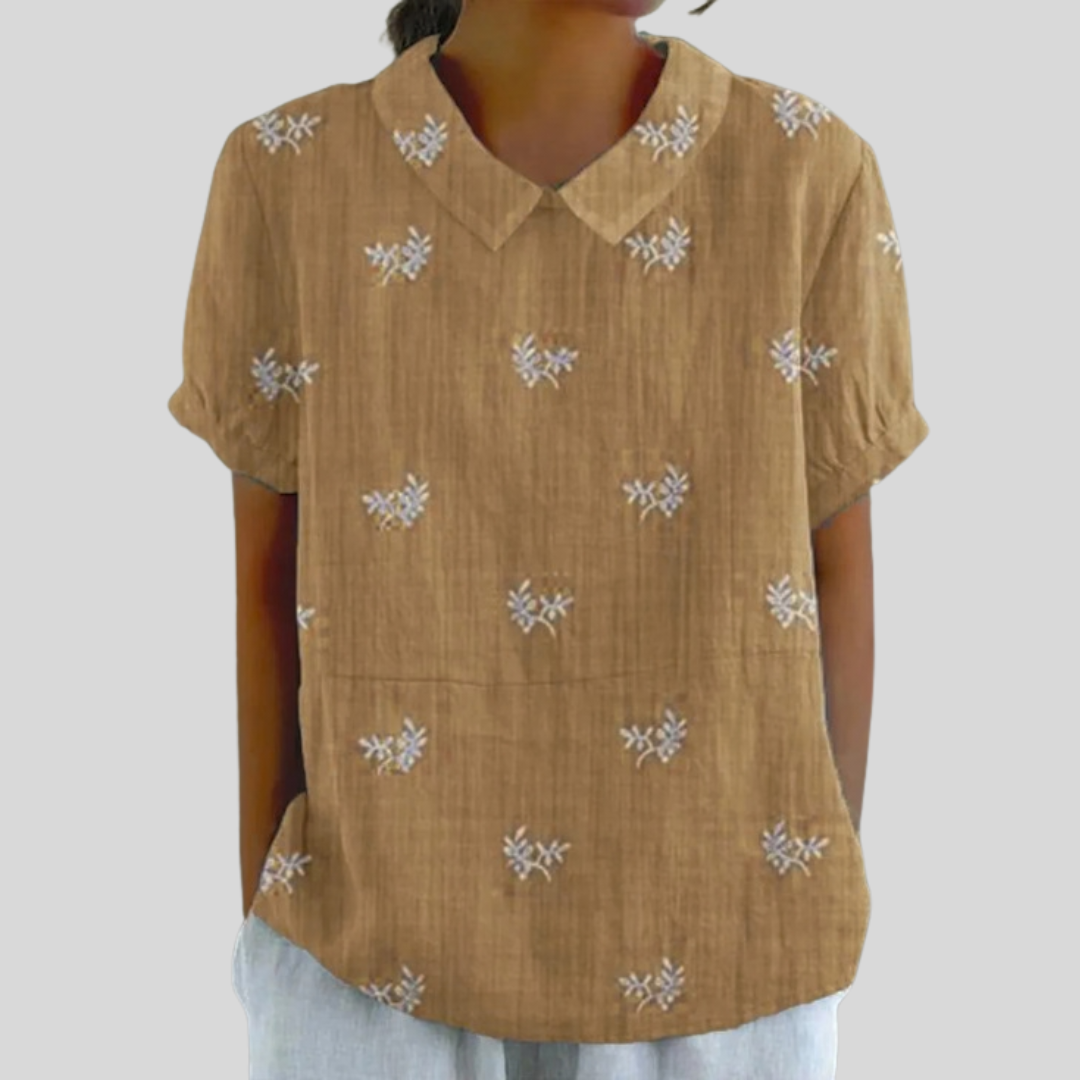 Blouse en lin marron à broderies discrètes blanches, manches courtes et col