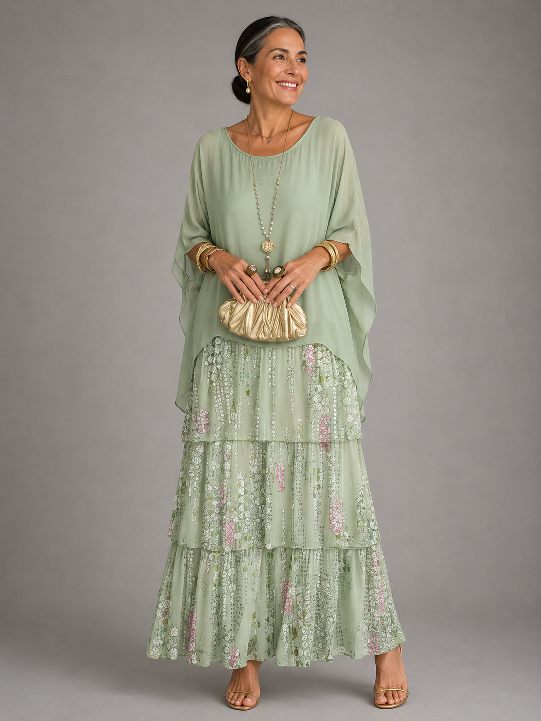 Robe longue vert clair à volants étagés et broderies florales, encolure ronde