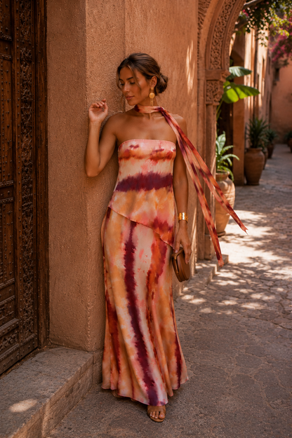 Robe longue tie-dye rose et mauve, vue de profil, rubans longs sur l’épaule.