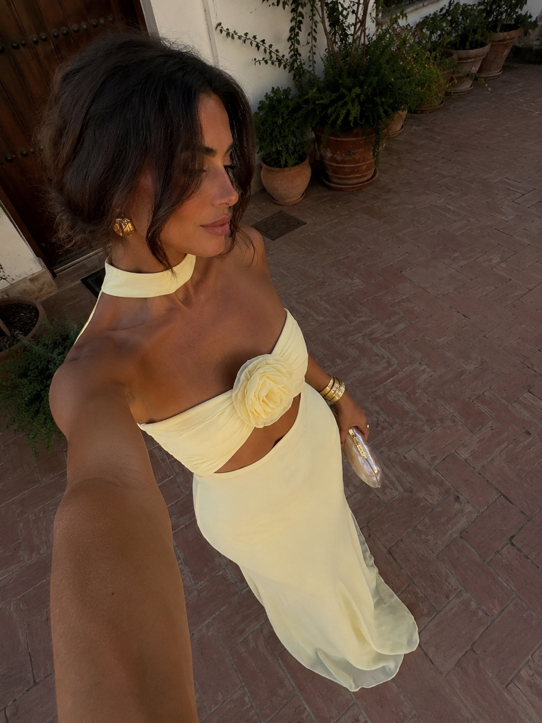 Robe longue jaune pastel sans bretelles, grande fleur au buste, ruban au cou