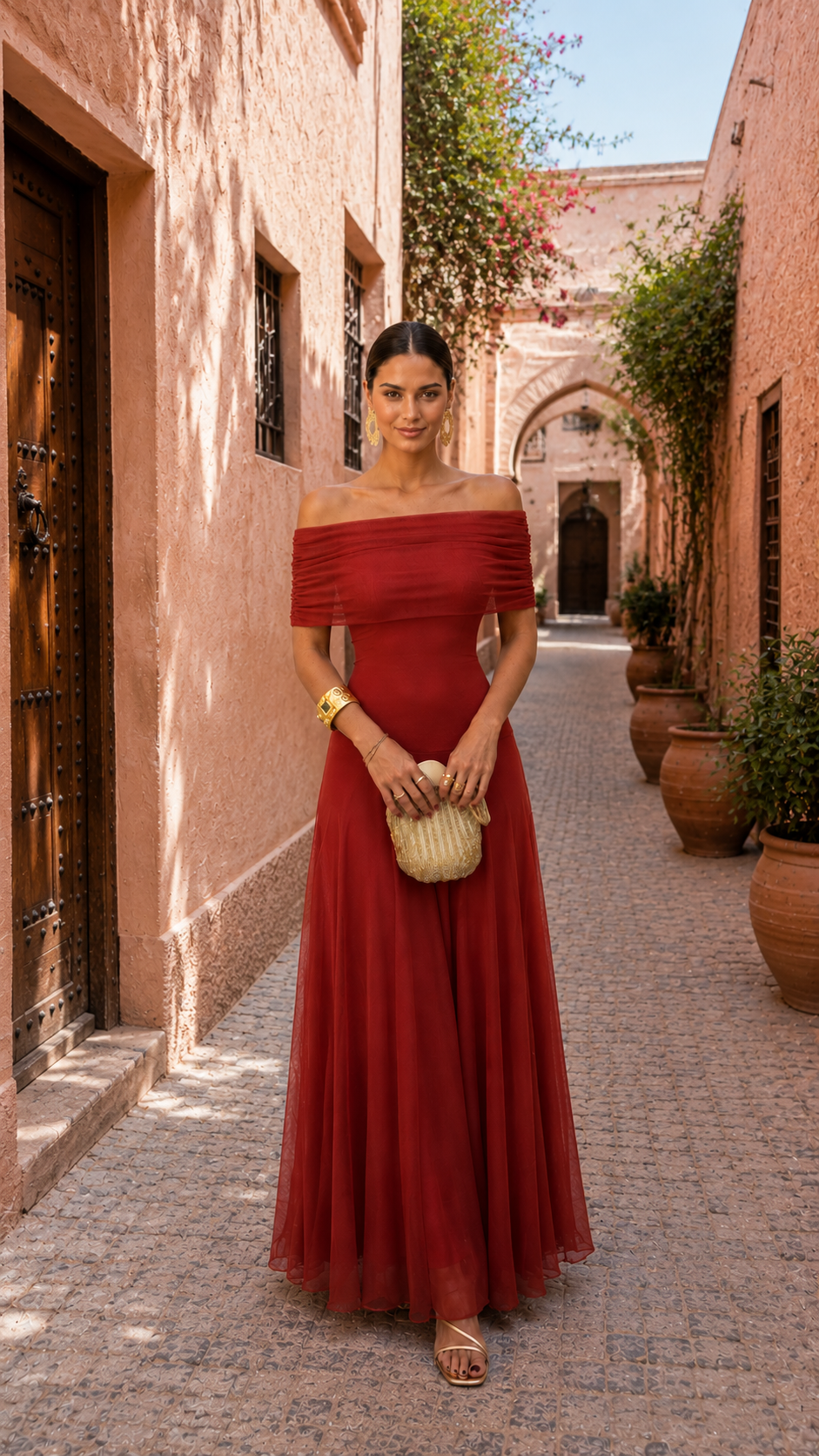 Robe longue rouge bordeaux à épaules dénudées, buste froncé et jupe fluide.