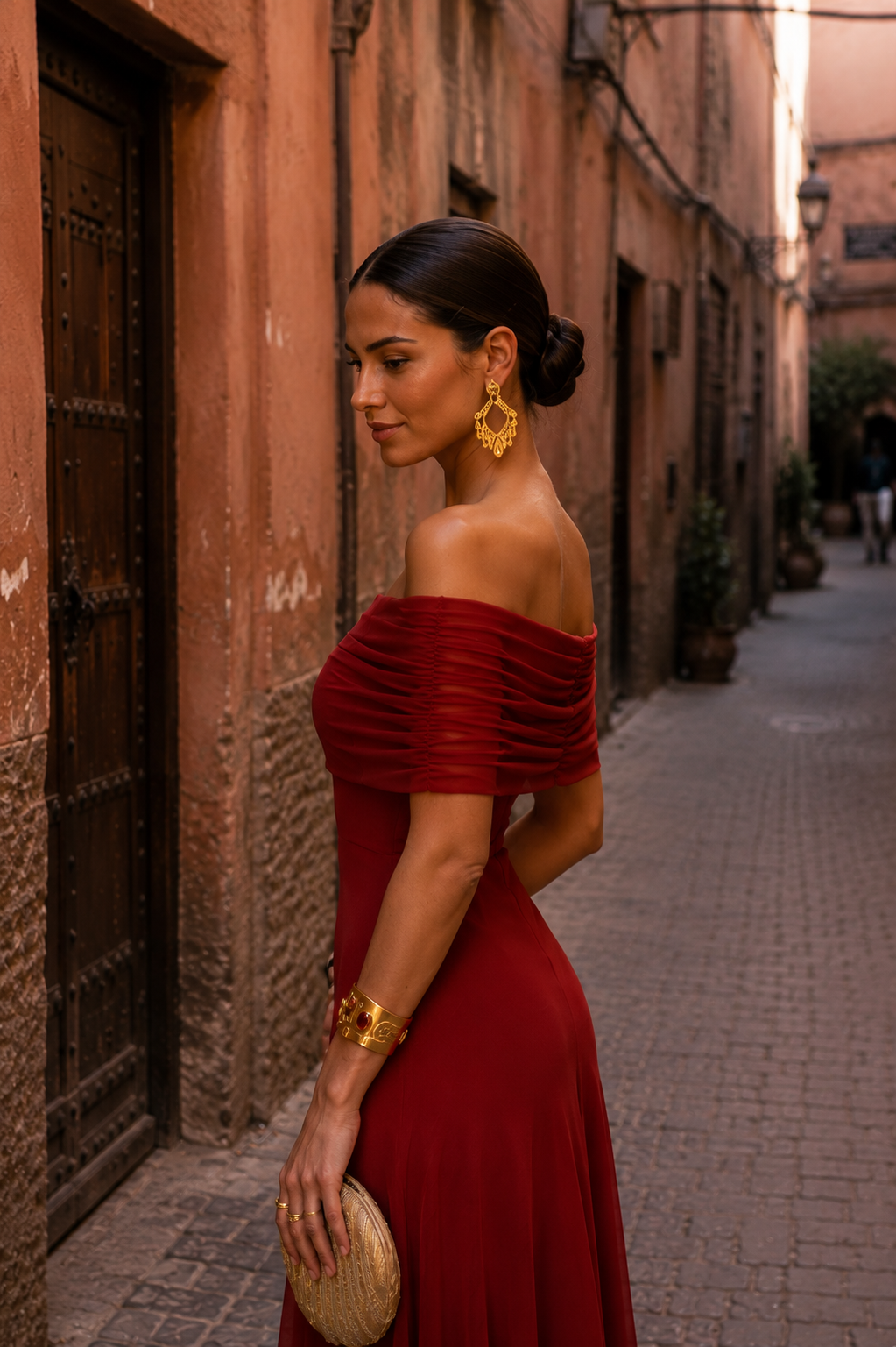 Robe longue rouge bordeaux bardot, manches froncées, silhouette évasée.