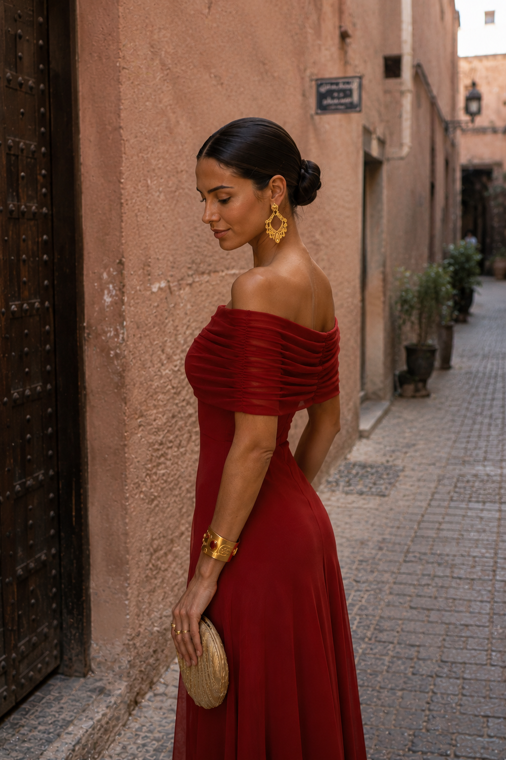 Robe longue rouge bordeaux bardot, buste froncé et jupe fluide évasée.